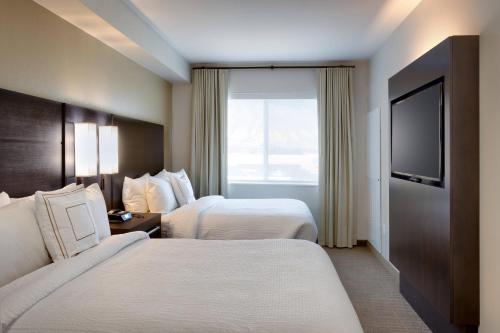 普罗沃Residence Inn by Marriott Provo South University的酒店客房设有两张床和一台平面电视。