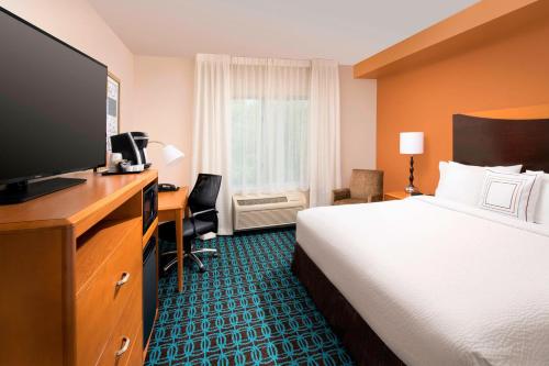 华盛顿华盛顿特区费尔菲尔德客栈&套房酒店的配有一张床和一台平面电视的酒店客房