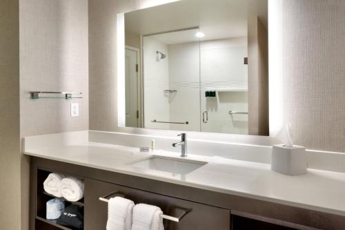 普罗沃Residence Inn by Marriott Provo South University的一间带水槽和大镜子的浴室