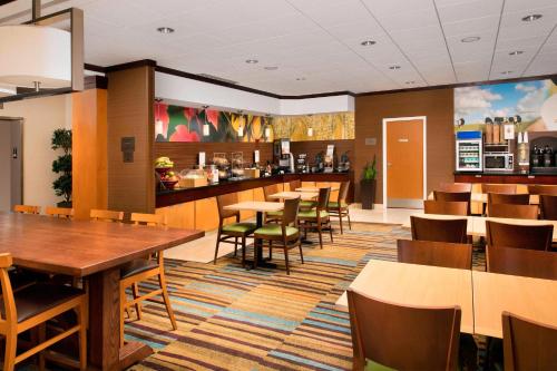 华盛顿华盛顿特区费尔菲尔德客栈&套房酒店的一间带桌椅的餐厅和一间酒吧