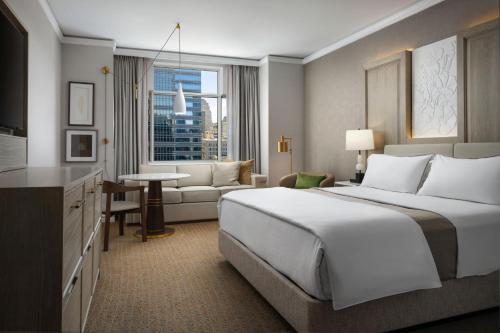 费城费城威斯汀酒店的一间带大床的卧室和一间客厅