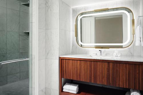 费城费城威斯汀酒店的一间带水槽、镜子和淋浴的浴室