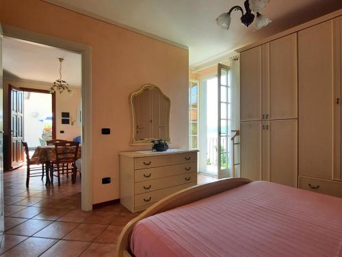 卡尼洛瑞维拉Appartamento Porto 2的一间卧室配有一张床、梳妆台和桌子