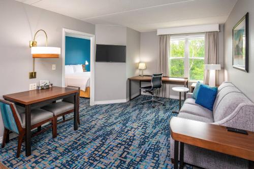 沃本万豪波士顿沃本原住客栈的酒店客房设有沙发、书桌和床。