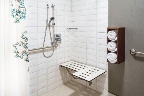 沃本万豪波士顿沃本原住客栈的带淋浴的浴室和长凳