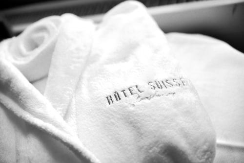 斯特拉斯堡Hotel Suisse的白色毛巾,上面写着小震动字