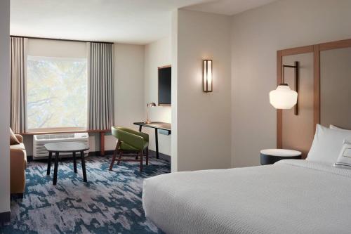 罗卡韦Fairfield by Marriott Inn & Suites Rockaway的配有一张床和一张书桌的酒店客房