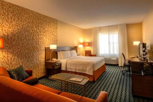 斯特灵杜勒斯机场费尔菲尔德客栈的酒店客房,配有床和沙发