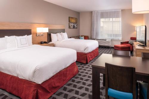 默塞德TownePlace Suites by Marriott Merced的酒店客房配有两张床和一张书桌