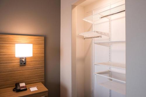 默塞德TownePlace Suites by Marriott Merced的一间设有书桌、台灯和书架的房间