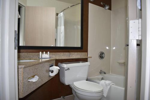 利伯蒂堪萨斯自由城菲尔德套房酒店的浴室配有卫生间、盥洗盆和淋浴。