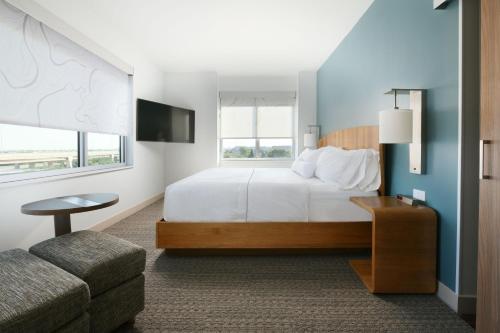 圆石城Element Austin Round Rock的酒店客房,配有床和沙发