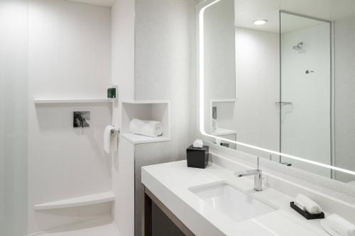 休斯顿Courtyard by Marriott Houston Heights/I-10的白色的浴室设有水槽和镜子