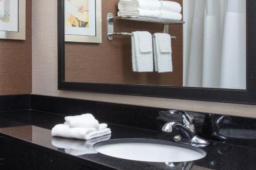 夏延费尔菲尔德旅馆及套房－夏安的浴室配有盥洗盆、镜子和毛巾