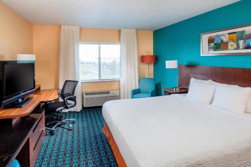 夏延费尔菲尔德旅馆及套房－夏安的酒店客房配有一张床、一张书桌和一台电视。