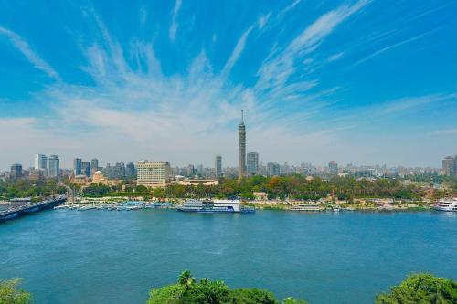开罗开罗尼罗河丽思卡尔顿酒店集团的城市中带船的河流美景