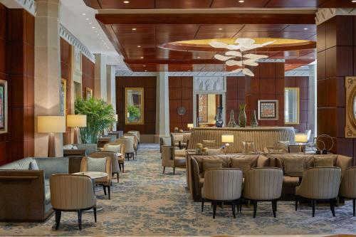 开罗开罗尼罗河丽思卡尔顿酒店集团的酒店大堂设有桌椅和天花板