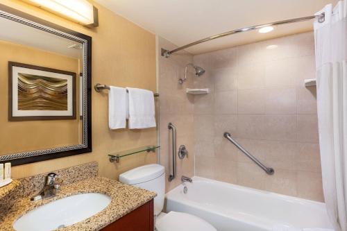 蒙罗维亚洛杉矶帕萨迪纳/蒙罗维亚万怡酒店的一间带水槽、浴缸和卫生间的浴室