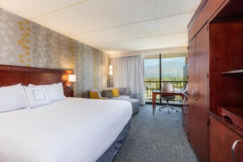 蒙罗维亚洛杉矶帕萨迪纳/蒙罗维亚万怡酒店的酒店客房设有一张大床和一张书桌。