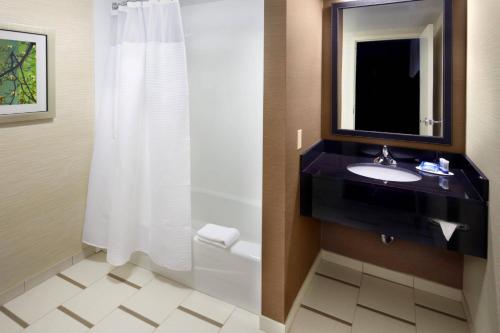 东拉瑟福德万豪东卢瑟福的梅多兰兹费尔菲尔德客栈的一间带水槽、卫生间和镜子的浴室