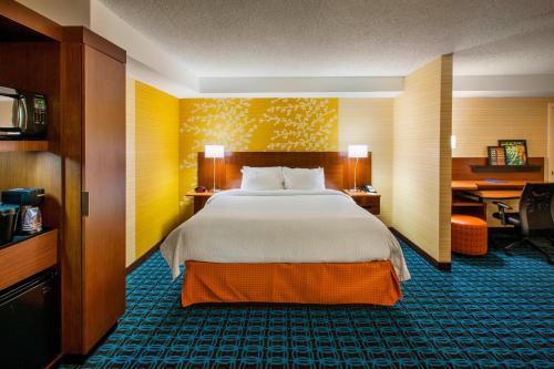 东拉瑟福德万豪东卢瑟福的梅多兰兹费尔菲尔德客栈的配有一张床和一张书桌的酒店客房
