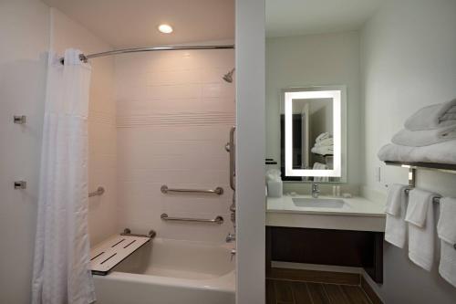圣安东尼奥TownePlace Suites San Antonio Northwest at The RIM的带浴缸、水槽和淋浴的浴室