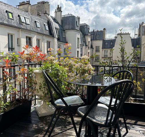 巴黎美妙停留酒店的鲜花阳台的桌椅