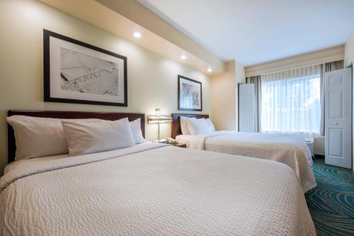 Devens德文斯通用活动中心春季山丘套房酒店的酒店客房设有两张床和窗户。