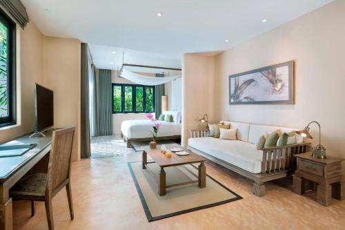 Ko NakaThe Naka Island, a Luxury Collection Resort & Spa, Phuket的客厅配有沙发和桌子