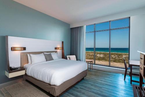 纳瓦拉纳瓦拉海滩万豪春季山丘套房酒店 的一间卧室配有一张床,享有海景
