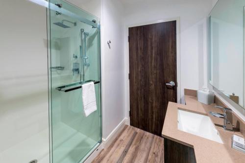 纳瓦拉纳瓦拉海滩万豪春季山丘套房酒店 的一间带玻璃淋浴和水槽的浴室