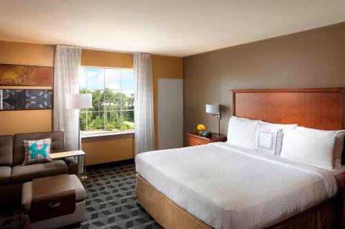 兀兰北休斯顿唐普雷斯套房/谢南多厄酒店的一间设有大床和窗户的酒店客房
