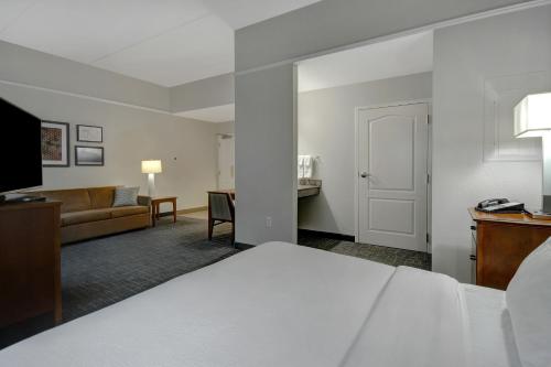摩根敦Residence Inn by Marriott Morgantown Medical Center Area的酒店客房设有床和客厅。