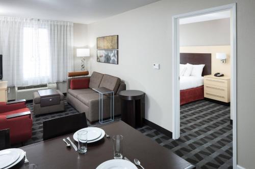 哥伦比亚哥伦比亚东南/福特杰克逊万豪广场套房酒店.的酒店客房设有一张沙发和一张床