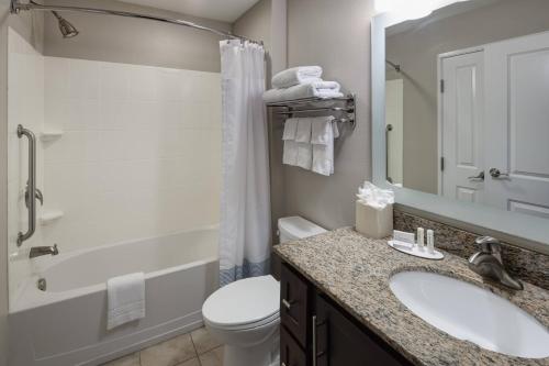哥伦比亚哥伦比亚东南/福特杰克逊万豪广场套房酒店.的一间带水槽、卫生间和淋浴的浴室