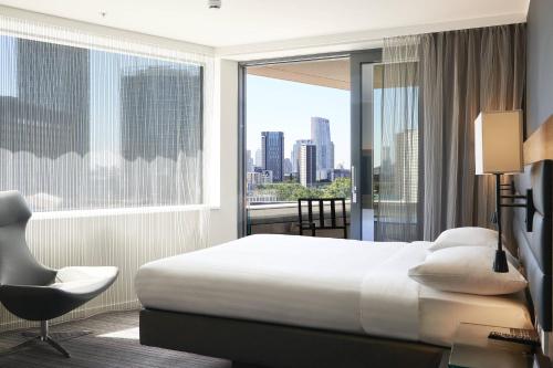 伦敦伦敦斯特拉特福德慕奇夕酒店的酒店客房设有一张床和一个大窗户