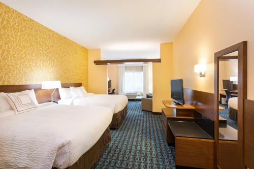 约翰逊城约翰逊城万豪费尔菲尔德套房酒店 的酒店客房设有两张床和电视。
