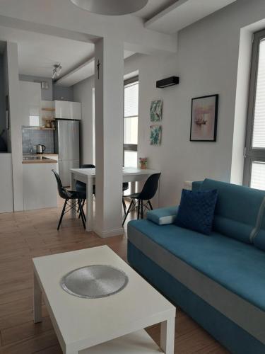 维什库夫Maestro的客厅配有蓝色的沙发和桌子