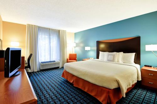达拉斯达拉斯医疗/市场中心费尔菲尔德客栈的配有一张床和一台平面电视的酒店客房