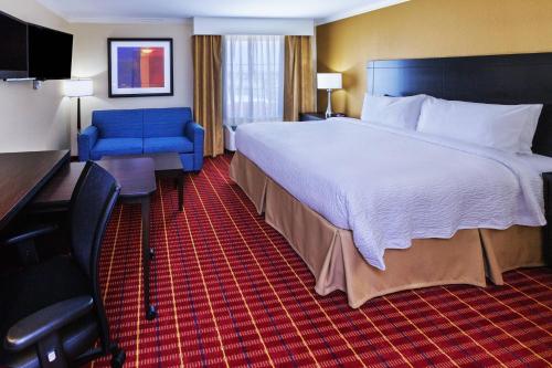 科珀斯克里斯蒂科珀斯克里斯蒂万豪广场套房酒店的酒店客房带大床和蓝椅