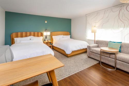 本顿维尔Element Bentonville的酒店客房,设有两张床和一张沙发