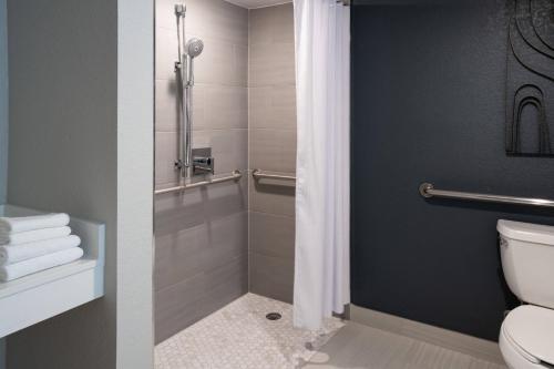 杰克逊维尔Marriott Jacksonville的浴室设有卫生间和带毛巾的淋浴。