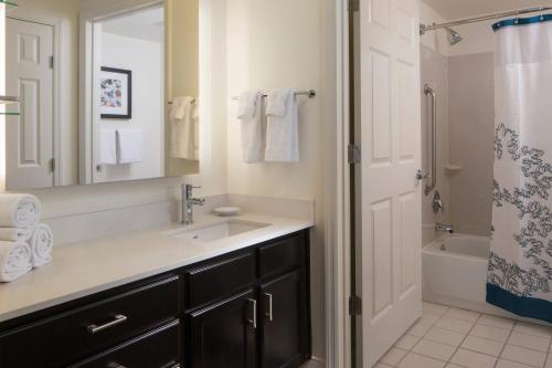 奥兰多奥兰多海洋世界万豪原住客栈的浴室配有盥洗盆、镜子和浴缸