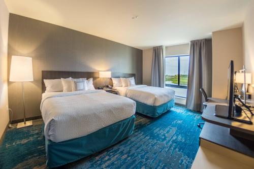 阿尔图纳得梅因阿尔图纳万豪费尔菲尔德客栈的酒店客房设有两张床和电视。