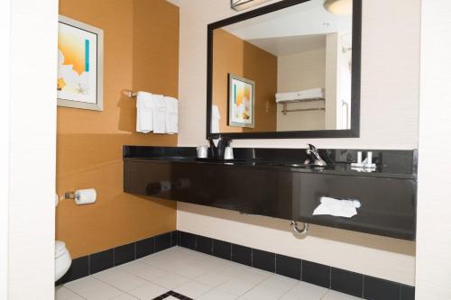 摩根敦Fairfield Inn by Marriott Morgantown的浴室设有黑色水槽和镜子