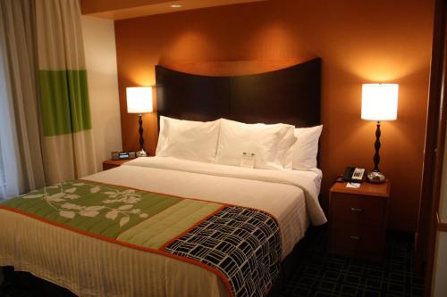 摩根敦Fairfield Inn by Marriott Morgantown的酒店客房设有一张大床和两盏灯。