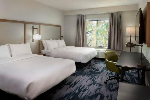 ArlingtonFairfield by Marriott Inn & Suites Memphis Arlington的酒店客房设有两张床、一张书桌和一个窗户。