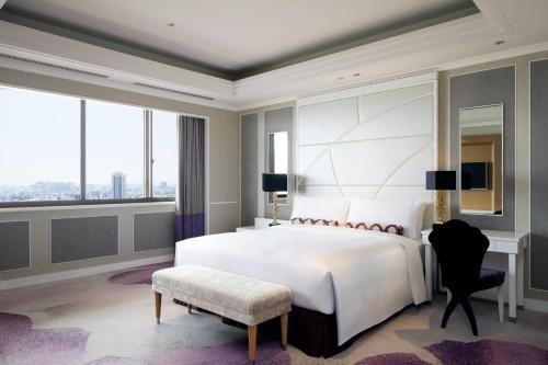 东京东京万豪酒店的卧室设有一张白色大床和大窗户