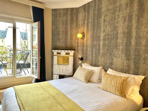 巴黎美妙停留酒店的一间卧室设有一张床和一个阳台的窗户。
