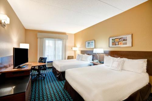 克里斯琴斯堡克里斯琴费尔菲尔德套房酒店的酒店客房配有两张床和一张书桌